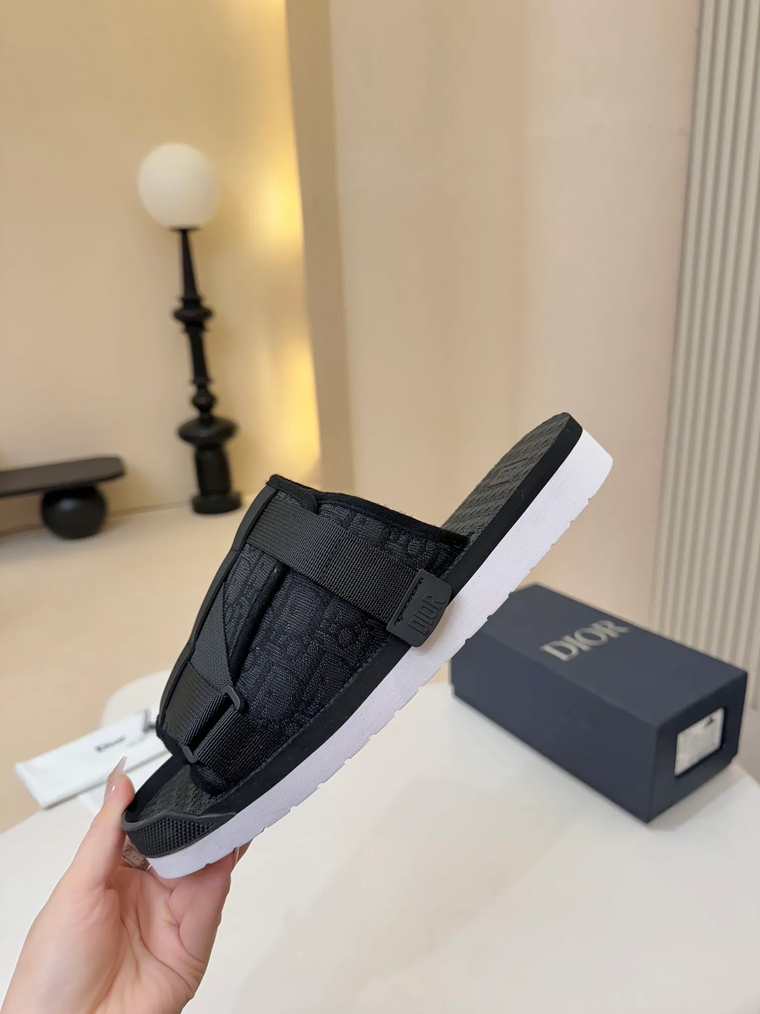 [Dior] P: 300💰 -Size: 38-46 Dior Dior D’s classic men’s slippers, high-end boutique, original material, pure cotton printed canvas upper, fine workmanship, super soft sole, casual, loose and comfortable, a must-have in summer!